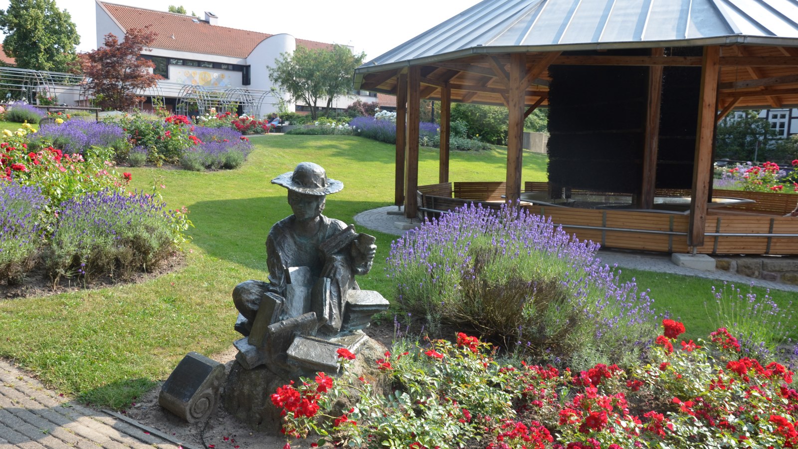 Skulptur die Lesende und Gradierpavillon im Rosengarten Salzgitter-Bad